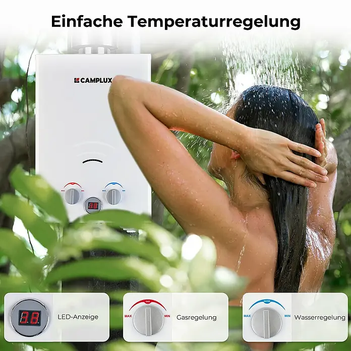 Camplux Durchlauferhitzer Outdoor Dusche BW-Serie - 6 l/min, 37 mbar, Weiß - Weißer tragbarer CAMPLUX Warmwasserbereiter mit LED-Anzeige und Reglern, versorgt eine Frau beim Duschen im Freien mit Warmwasser.