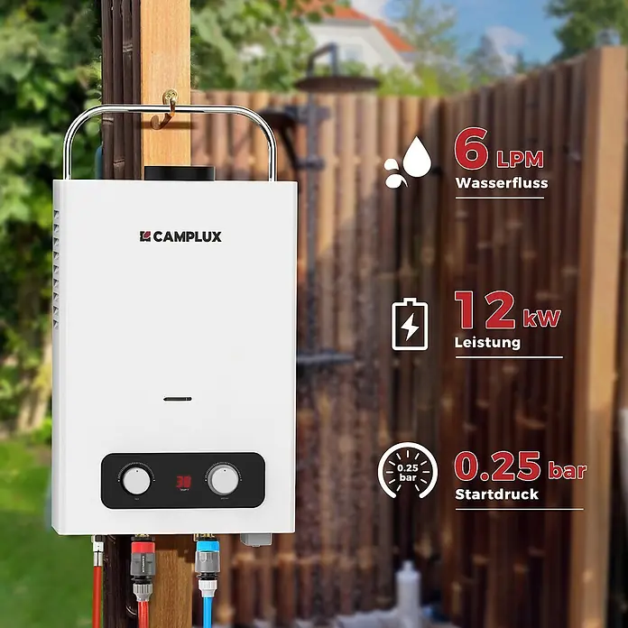Camplux Durchlauferhitzer Outdoor Dusche BD-Serie - 6 l/min, 50 mbar, Weiß - Weißer Camplux tragbarer Outdoor-Warmwasserbereiter hängt an einem Holzpfosten, angeschlossen an rote und blaue Schläuche.