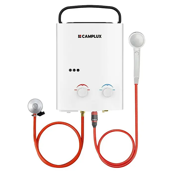 Camplux Durchlauferhitzer Outdoor Dusche AY-Serie - 5 l/min, 37 mbar, Weiß - Weißer tragbarer Durchlauferhitzer mit schwarzem Griff, roten Schläuchen, Duschkopf und Gasregler für Warmwasser im Freien.