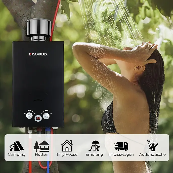 Camplux Durchlauferhitzer Outdoor Dusche BW+-Serie - 10 l/min, 50 mbar, Schwarz - Schwarzer CAMPLUX Durchlauferhitzer für Außenduschen und Camping, abgebildet mit einer Frau, die draußen duscht.