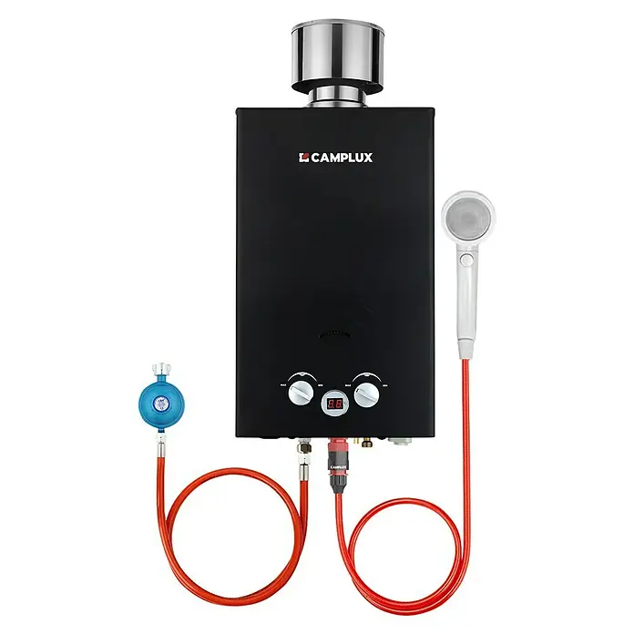 Camplux Durchlauferhitzer Outdoor Dusche BW-Serie - 10 l/min, 50 mbar, Schwarz - Schwarzer tragbarer Gas-Durchlauferhitzer mit silbernem Abzug, Digitalanzeige, verbunden mit blauem Gasregler und weißem Duschkopf.