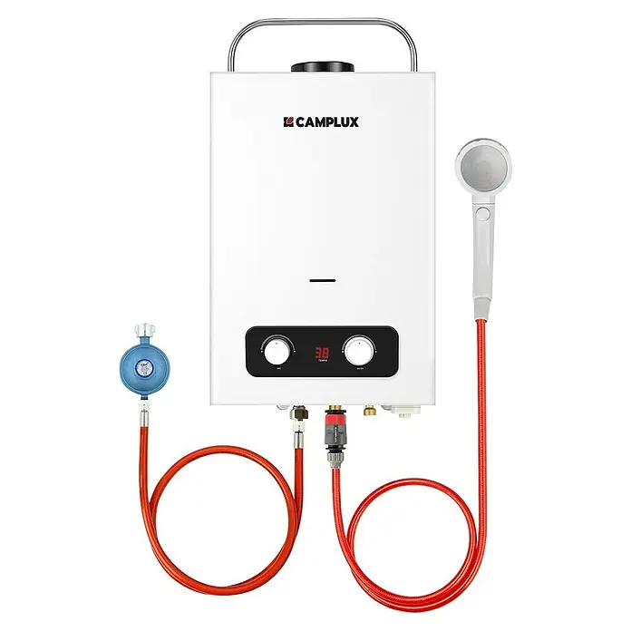 Camplux Durchlauferhitzer Outdoor Dusche BD-Serie - 6 l/min, 50 mbar, Weiß - Weißer tragbarer Gas-Durchlauferhitzer mit Digitalanzeige, angeschlossen an rote Schläuche, Duschkopf und blauen Gasregler.