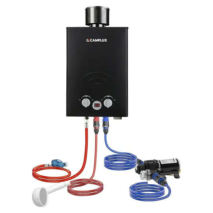 Camplux Durchlauferhitzer Outdoor Dusche BW+-Serie - 6 l/min, 50 mbar, Schwarz - Schwarzer tragbarer Durchlauferhitzer mit roten und blauen Schläuchen, weißem Duschkopf, Gasregler und Wasserpumpe für Warmwasser im Freien.