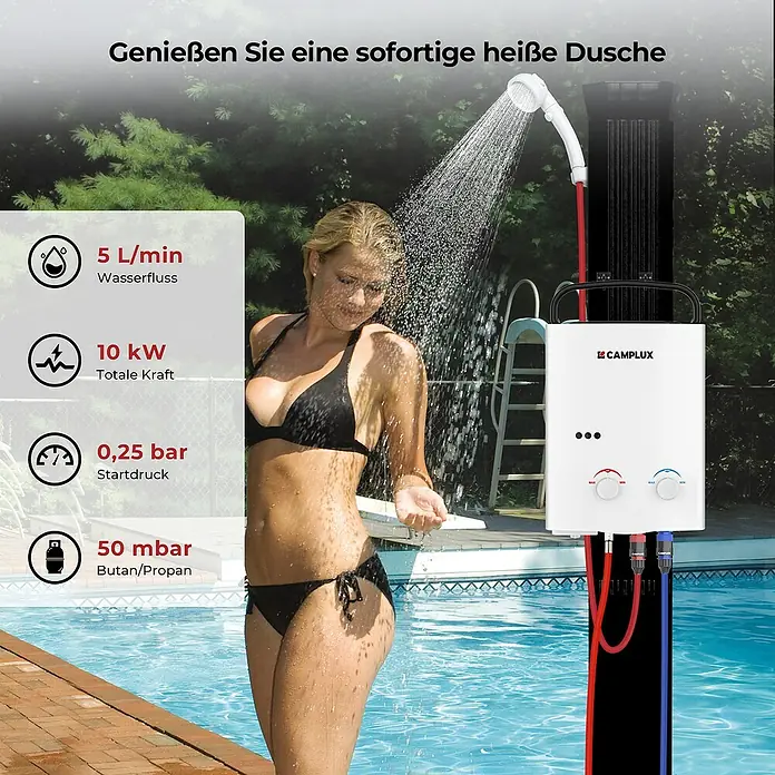 Camplux Durchlauferhitzer Outdoor Dusche AY-Serie - 5 l/min, 50 mbar, Weiß - Weißer tragbarer CAMPLUX Warmwasserbereiter mit Duschkopf, der warmes Wasser an einer Person am Pool liefert.