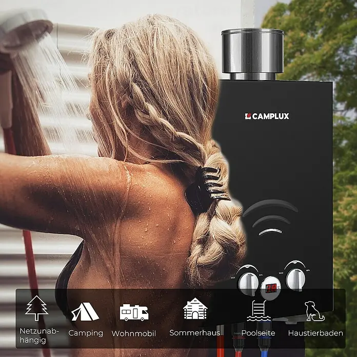 Camplux Durchlauferhitzer Outdoor Dusche BW-Serie - 6 l/min, 50 mbar, Schwarz - Eine Person duscht mit einem schwarzen CAMPLUX Durchlauferhitzer im Freien. Der Erhitzer ist tragbar und vielseitig einsetzbar.