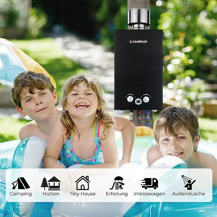 Camplux Durchlauferhitzer Outdoor Dusche BW-Serie - 10 l/min, 50 mbar, Schwarz - Schwarzer CAMPLUX Außen-Durchlauferhitzer mit Reglern und Digitalanzeige, in einer Gartenumgebung.