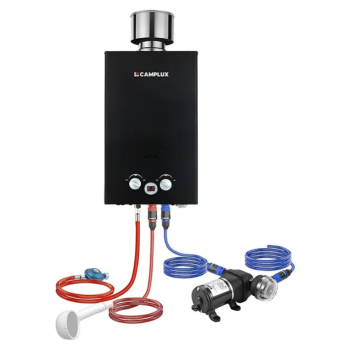 Camplux Durchlauferhitzer Outdoor Dusche BW+-Serie - 10 l/min, 50 mbar, Schwarz - Schwarzer tragbarer Durchlauferhitzer, silberner Abzug, roter Brauseschlauch mit Regler, blaue Wasserpumpe und Spiralschläuche.