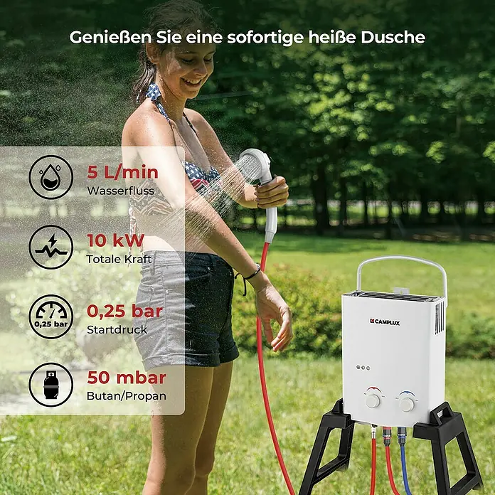 Camplux Durchlauferhitzer Outdoor Dusche AY-Serie + - 5 l/min, Wasserpumpe, 50 mbar, Weiß - Weißer tragbarer CAMPLUX Warmwasserbereiter mit roten und blauen Schläuchen auf schwarzem Ständer, im Einsatz als Outdoor-Warmwasserdusche.