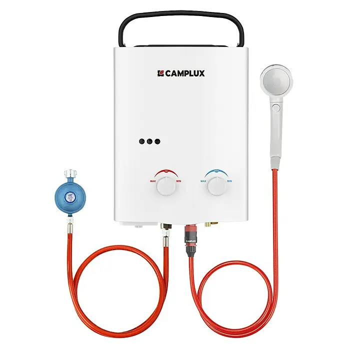Camplux Durchlauferhitzer Outdoor Dusche AY-Serie - 5 l/min, 50 mbar, Weiß - Weißer tragbarer Durchlauferhitzer mit roten Schläuchen, Duschkopf und Gasregler.
