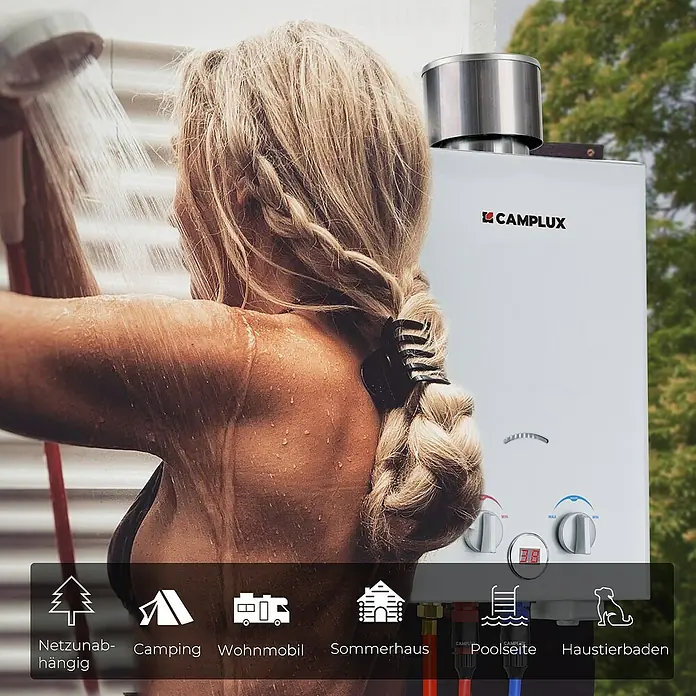 Camplux Durchlauferhitzer Outdoor Dusche BW-Serie - 6 l/min, 37 mbar, Weiß - Weißer Camplux Outdoor-Warmwasserbereiter, der einer duschenden Frau heißes Wasser liefert, mit Nutzungssymbolen.