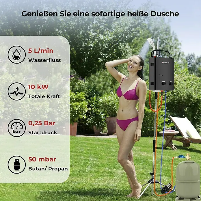 Camplux Durchlauferhitzer Outdoor Dusche AY-Serie + - 5 l/min, Wasserpumpe, 50 mbar, Schwarz - Schwarzer tragbarer L.CAMPLUX Warmwasserbereiter mit Propantank und Pumpe, der einer Frau im Garten eine Außendusche bietet.