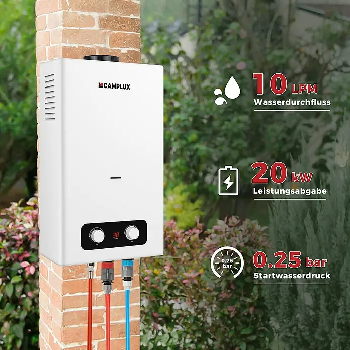 Camplux Durchlauferhitzer Outdoor Dusche BD-Serie - 10 l/min, 50 mbar, Weiß - Weißer CAMPLUX Durchlauferhitzer mit digitaler Anzeige und Drehreglern, an einem Ziegelpfeiler mit roten und blauen Rohren montiert.
