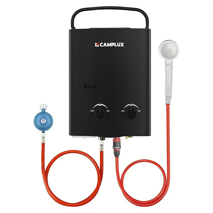 Camplux Durchlauferhitzer Outdoor Dusche AY-Serie - 5 l/min, 50 mbar, Schwarz - Schwarzer CAMPLUX tragbarer Gasdurchlauferhitzer mit roten Schläuchen, blauem Regler und weißem Duschkopf für Camping oder Außenduschen.