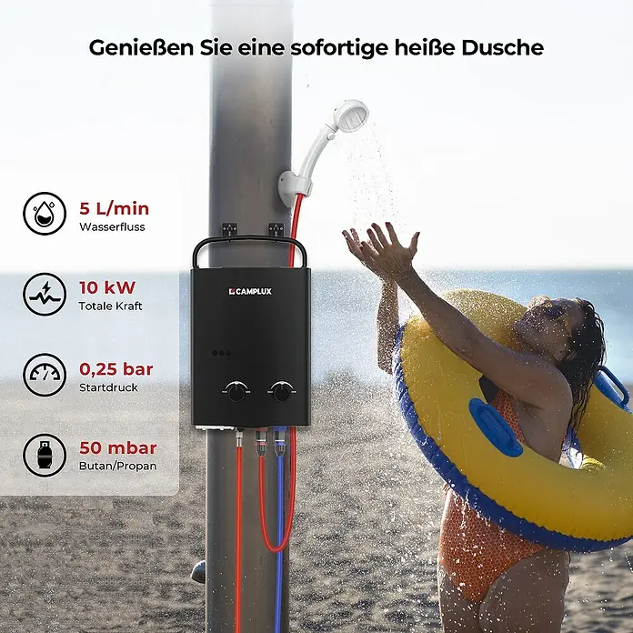 Camplux Durchlauferhitzer Outdoor Dusche AY-Serie - 5 l/min, 50 mbar, Schwarz - Schwarzer tragbarer Camplux Durchlauferhitzer, der einer Person am Strand eine warme Dusche im Freien bietet.