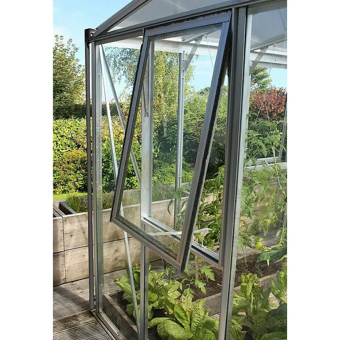 Vitavia Gewächshaus-Fensterrahmen Z - Aluminium - Silbernes Gewächshausfenster, zur Belüftung geöffnet, zeigt Pflanzen innen und Garten draußen.