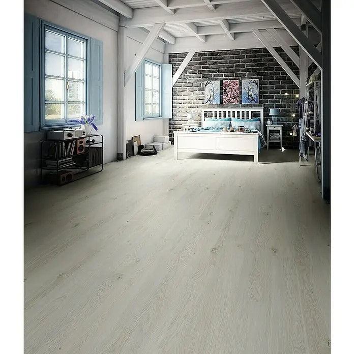 Laminado Skydive - 1.285 x 192 x 8 mm, Gris, AC4 - Suelo de madera blanqueada con veta y nudos visibles, instalado en un dormitorio abuhardillado.