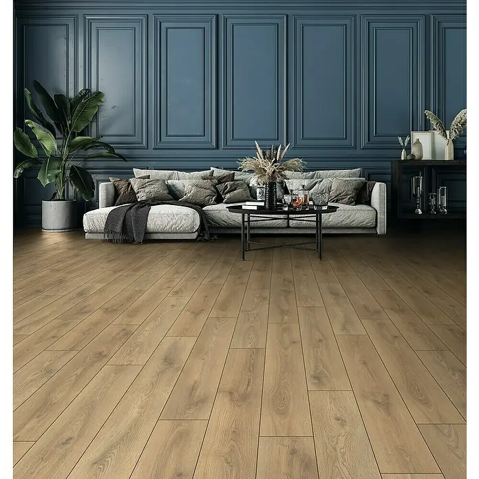 Laminado Yosemite - 1.288 x 195 x 8 mm, Marrón, AC4 - Suelo de madera marrón claro con tablones de veta natural en una sala de estar.