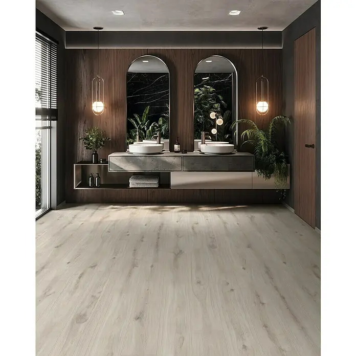 Laminado Hidro Misty Plains - 1.288 x 195 x 8 mm, Gris, AC5, Resistente al agua - Suelo de imitación madera clara con veta natural, instalado en un baño moderno.