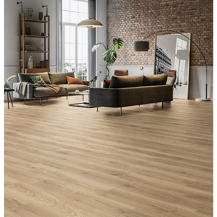 Laminado Biscotti - 1.288 x 195 x 8 mm, Marrón, AC4 - Suelo de tablas de madera clara en un salón moderno con sofás y pared de ladrillo.