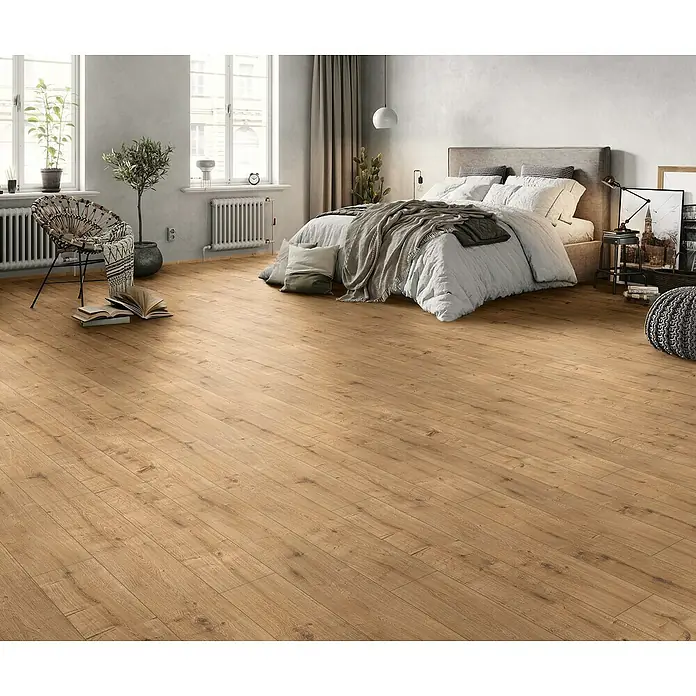 Laminado England - 1.288 x 195 x 8 mm, Marrón, AC4 - Suelo de madera clara en un dormitorio acogedor. Muestra detalles de las tablas y la veta natural de la madera.