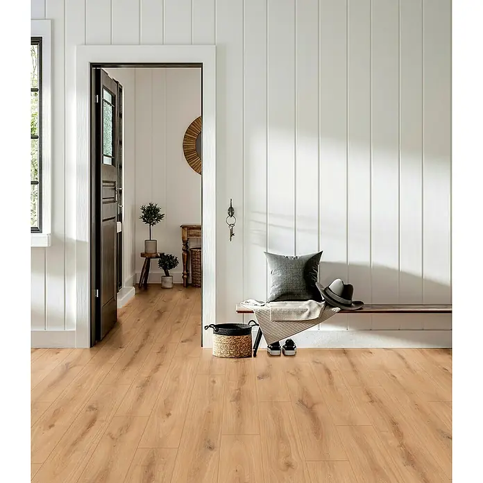 Laminado Hidro Gold Vista - 1.288 x 195 x 8 mm, Marrón, AC5, Resistente al agua - Lamas de suelo de madera clara en un recibidor luminoso.