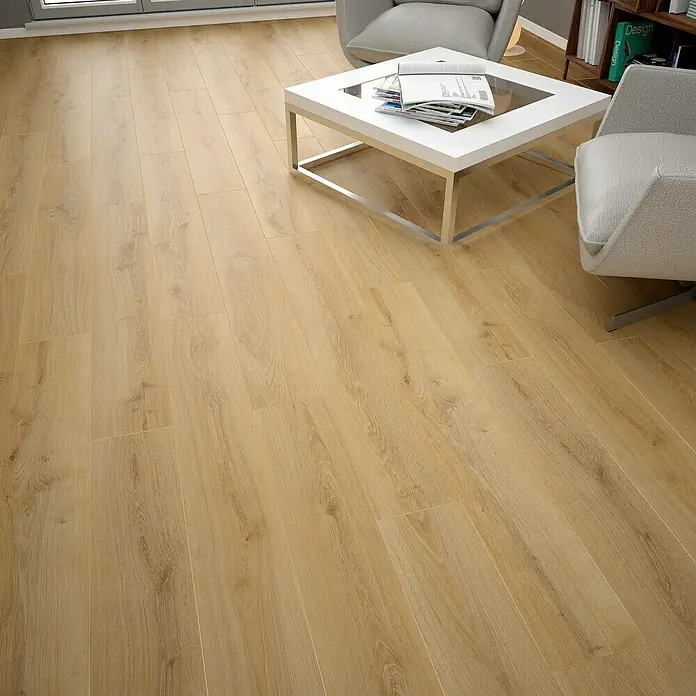 Laminado Parioli - 1.288 x 195 x 8 mm, Marrón, AC4 - Suelo de imitación madera color roble claro en un salón moderno.