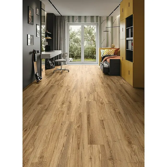 Laminado Armoury - 1.288 x 195 x 8 mm, Marrón, AC4 - Suelo de tablas de madera clara con veta natural instalado en una habitación moderna.