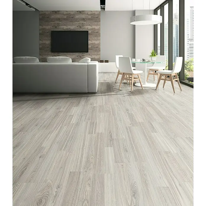 Laminado Main Oak - 1.288 x 195 x 7 mm, Gris, AC3 - Suelo claro de aspecto de madera instalado en un salón y comedor modernos.