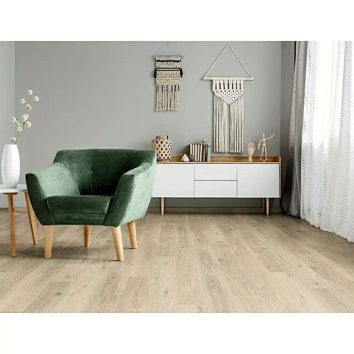 Laminado Pistachio - 1.288 x 195 x 7 mm, Beige, AC3 - Suelo laminado de roble claro con veta y nudos sutiles, instalado en un salón moderno.