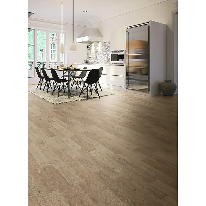 Laminado Studio Oak - 1.288 x 195 x 7 mm, Marrón, AC3 - Suelo de efecto madera clara instalado en un espacio contemporáneo de cocina y comedor.