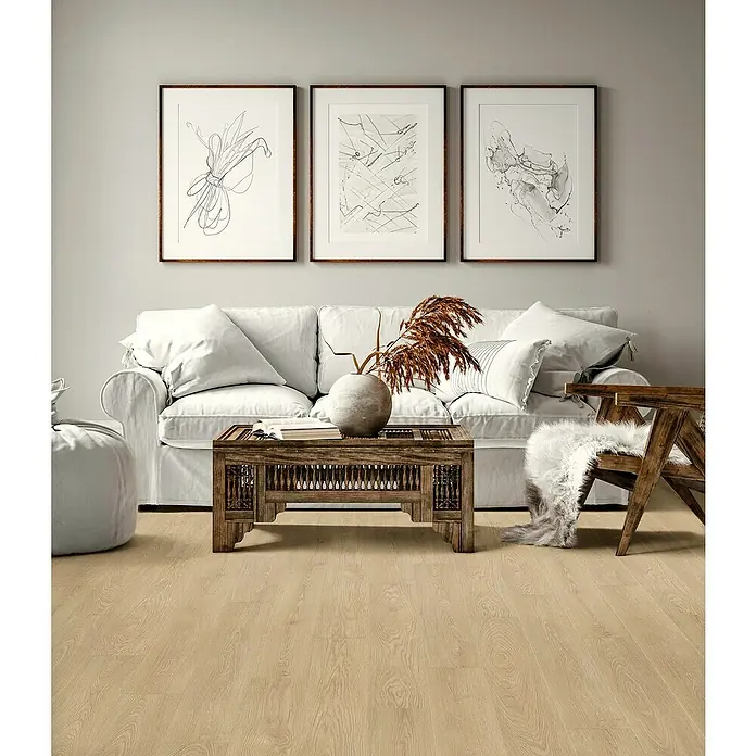 Laminado Silk Conforth - 1.285 x 192 x 7 mm, Marrón, AC3 - Suelo de madera de roble claro en un salón, destacando la veta natural y los tonos cálidos.