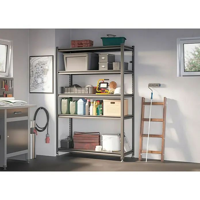 Regalux Metallregal Style M - H x B x T: 175 x 120 x 45 cm, Traglast pro Boden: 150 kg, Anzahl Böden: 5 Stk., Stecken, Schwarz - Graues Metallregal in einer Garage, gefüllt mit verschiedenen Aufbewahrungsboxen, Werkzeugen und Flüssigkeiten, für organisierte Lagerung.