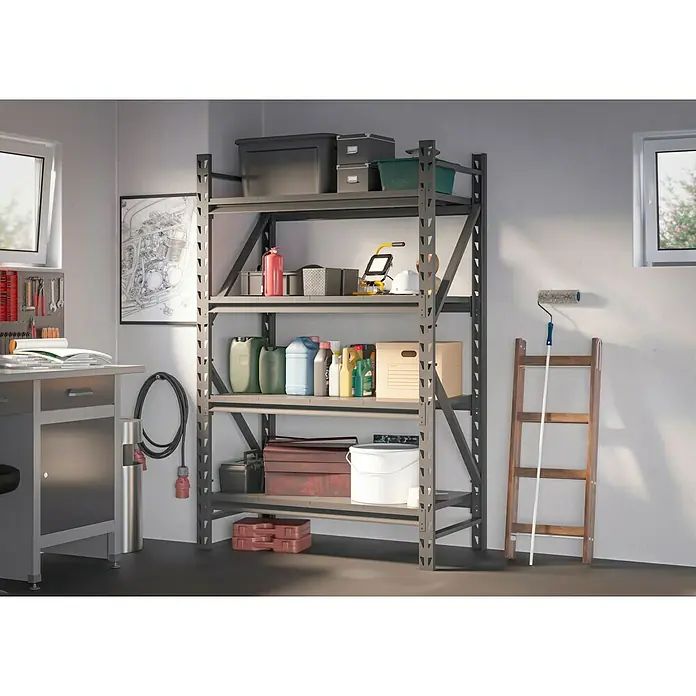 Regalux Metallregal Heavy Duty - H x B x T: 183 x 120 x 60 cm, Traglast pro Boden: 600 kg, Anzahl Böden: 4 Stk., Stecken, Schwarz - Großes graues Metallregal, gefüllt mit Lagerbehältern, Flüssigkeitsbehältern und Werkzeugen in einer Garage.