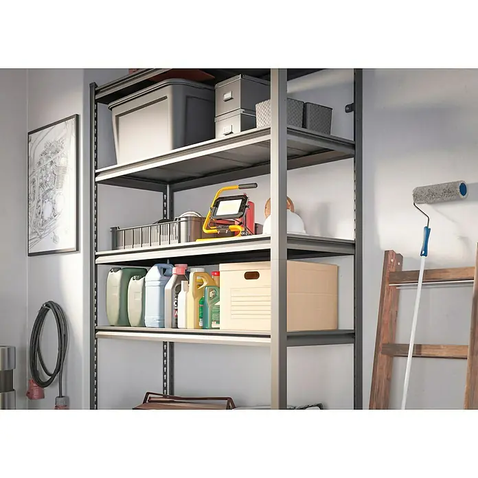Regalux Metallregal Style M - H x B x T: 175 x 120 x 45 cm, Traglast pro Boden: 150 kg, Anzahl Böden: 5 Stk., Stecken, Schwarz - Graues Metallregal in einem Abstellraum, gefüllt mit verschiedenen Haushalts- und Werkstattartikeln.