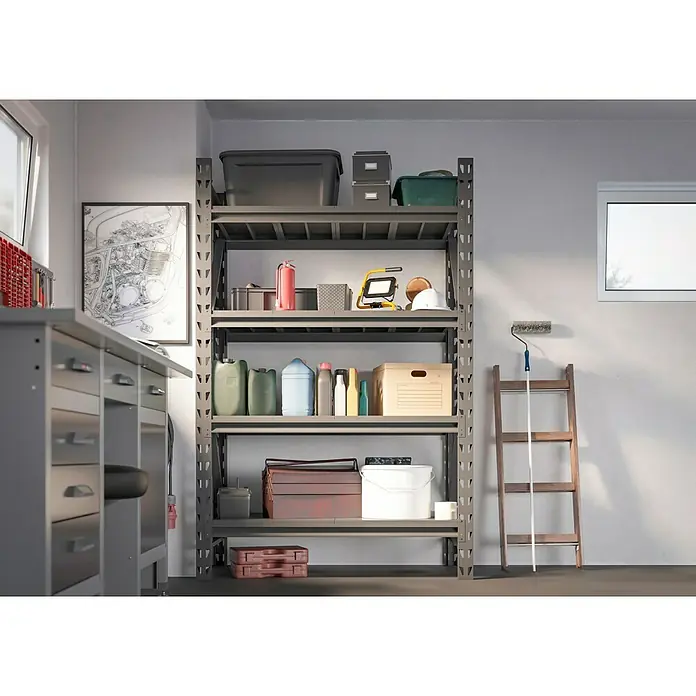 Regalux Metallregal Heavy Duty - H x B x T: 183 x 120 x 60 cm, Traglast pro Boden: 600 kg, Anzahl Böden: 4 Stk., Stecken, Schwarz - Graues Metall-Lagerregal in einer Garage, gefüllt mit verschiedenen Werkzeugen und Haushaltsgegenständen.