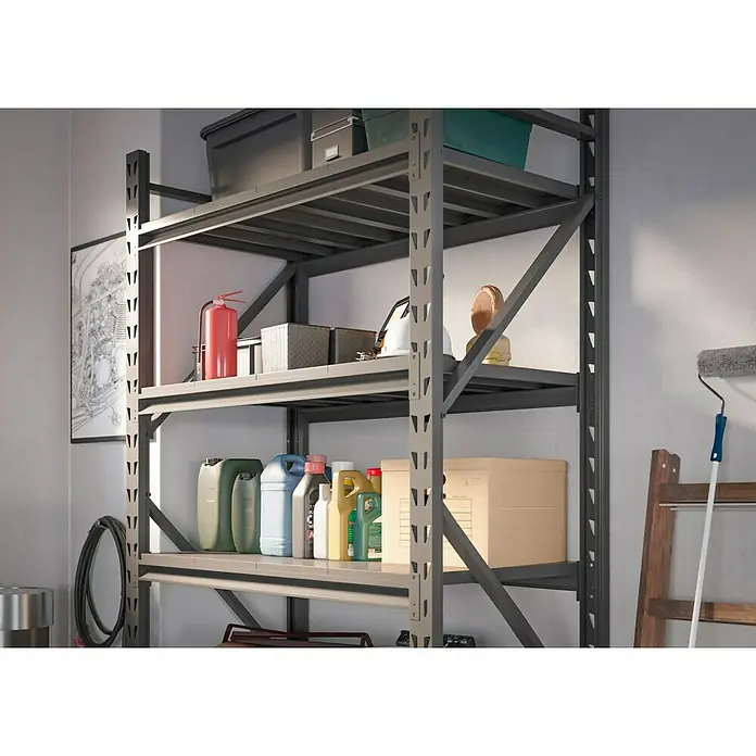 Regalux Metallregal Heavy Duty - H x B x T: 183 x 120 x 60 cm, Traglast pro Boden: 600 kg, Anzahl Böden: 4 Stk., Stecken, Schwarz - Graues Metall-Lagerregal in einer Garage, beladen mit Behältern, Kartons und Werkzeugen.