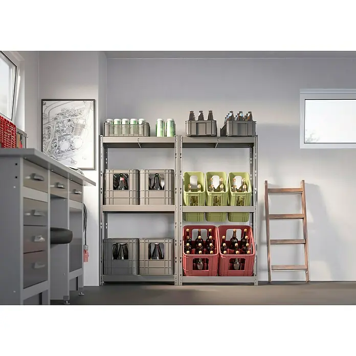 Regalux Getränkekistenregal - H x B x T: 133 x 70 x 32,5 cm, Traglast pro Boden: 50 kg, Anzahl Böden: 1 Stk., Stecken, Anthrazit - Graues Metall-Lagerregal, gefüllt mit Getränkekisten und Dosen in einer Werkstatt.