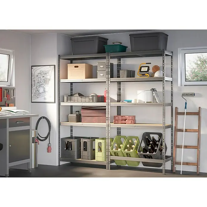 Regalux Metallregal - H x B x T: 180 x 93 x 40 cm, Traglast pro Boden: 175 kg, Anzahl Böden: 5 Stk., Stecken - Robuste Metallregaleinheit in einer Garage, voll bestückt mit Lagerboxen, Werkzeugen und Flaschen, die ihre Speicherkapazität zeigt.