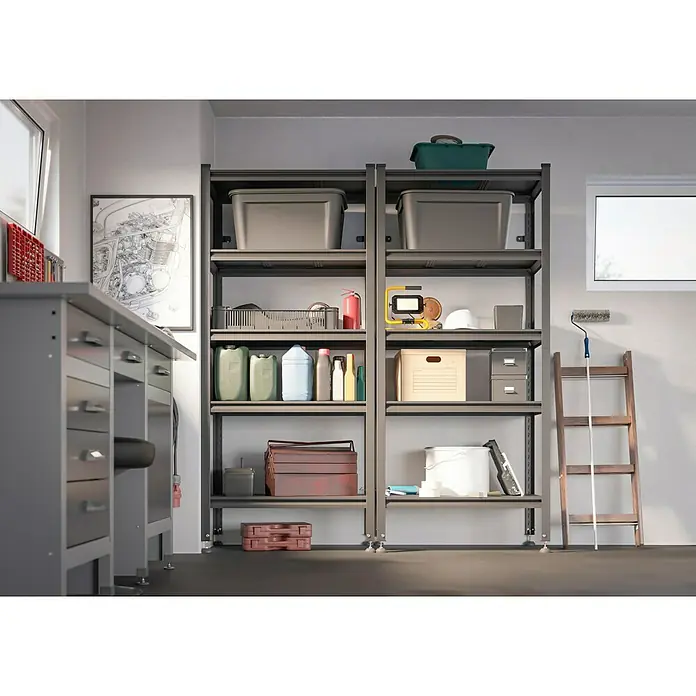 Regalux Metallregal Style S - H x B x T: 175 x 80 x 45 cm, Traglast pro Boden: 100 kg, Anzahl Böden: 5 Stk., Stecken, Schwarz - Graues, modulares Metallregal, gefüllt mit Lagerbehältern und Werkzeugen in einer sauberen Werkstatt.