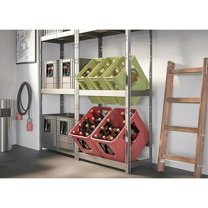 Regalux Getränkekistenregal - H x B x T: 133 x 70 x 32,5 cm, Traglast pro Boden: 50 kg, Anzahl Böden: 1 Stk., Stecken, Anthrazit - Hohes graues Metallregal mit mehreren Ablagen, auf denen grüne und rote Getränkekisten mit Flaschen in einem Lagerraum stehen.