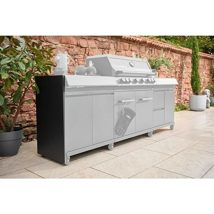 Kingstone Seitenblende - Stahl, Passend für: Kingstone Seitenschrank Cliff Big Basic links - Graue Außenküche mit schwarzer Seitenwand und integriertem Grill, auf einer Terrasse.