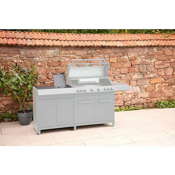 Kingstone Arbeitsplatte Cliff Big Basic mit Seitenbrennerausschnitt - Stahl, Passend für: Kingstone Seitenschrank Cliff Big Basic - Großer grauer Outdoor-Gasgrill mit offenem Deckel auf einer Terrasse, bereit zum Grillen.