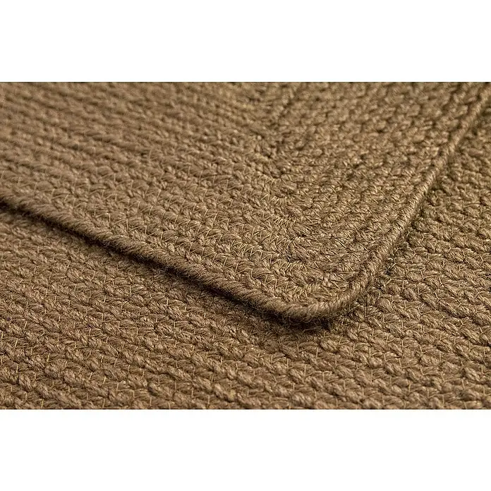 Alfombra exterior In/Out Ebro - Marrón, 110 x 60 cm, 100% Polietileno - Alfombra trenzada marrón, vista de cerca que resalta su textura tejida y el borde doblado.