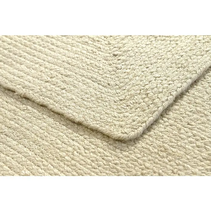 Alfombra exterior In/Out Ebro - Crema, 110 x 60 cm, 100% Polietileno - Primer plano de una alfombra trenzada de fibra natural beige claro, mostrando su textura y una esquina doblada.