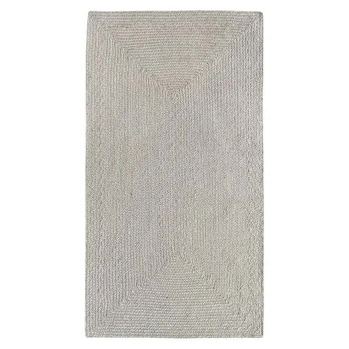 Alfombra exterior In/Out Ebro - Plata, 110 x 60 cm, 100% Polietileno - Alfombra rectangular trenzada gris claro con un patrón de borde enmarcado.