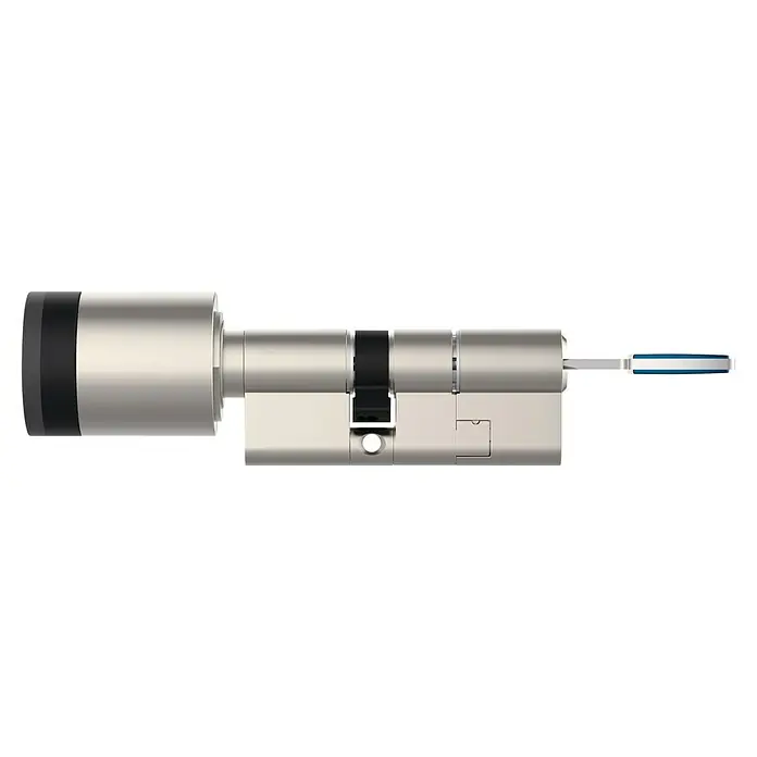 Abus Elektronisches Türschloss CYLOX™ One - Bedienung: Über App, Mit Schließung innen, Baulänge innen: 45 mm - 55 mm - Metallischer Türschließzylinder mit schwarzem Sicherheitselement und eingestecktem Schlüssel mit blau-weißem Griff.