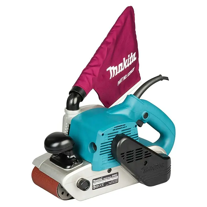 Makita Elektro-Bandschleifmaschine 9403J - 1.200 W - Makita 9403 Bandschleifer mit türkisfarbenem Gehäuse, silberner Basis, schwarzem Griff und rotem Staubbeutel.