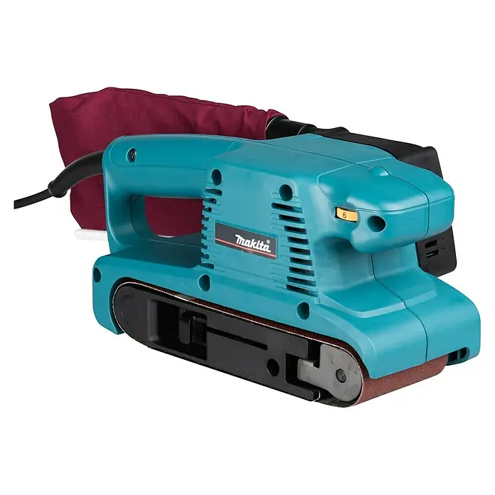 Makita Elektro-Bandschleifmaschine 9911J - 650 W - Türkisfarbener Makita Bandschleifer mit schwarzer Basis, sichtbarem Schleifband und befestigtem weinroten Staubbeutel.