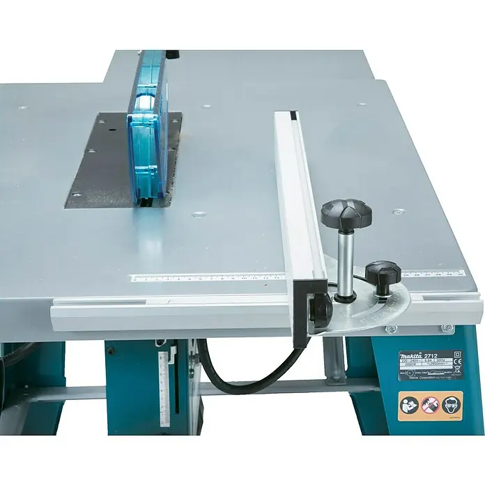 Makita Tischkreissäge 2712 - 2.000 W, Durchmesser Sägeblatt: 315 mm, Schnitttiefe bei 90 °: 85 mm - Makita 2712 Tischsäge mit grauem Metalltisch, blauem Blattschutz, weißem Parallelanschlag und sichtbarem Etikett.