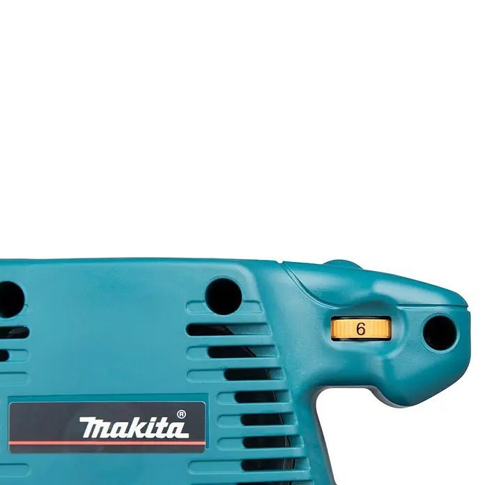 Makita Elektro-Bandschleifmaschine 9911J - 650 W - Nahaufnahme eines türkisfarbenen Makita Elektrowerkzeugs mit Lüftungsschlitzen, einem gelben Wählrad auf „6“ und dem Makita-Logo.